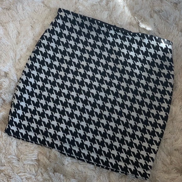 Express Dresses & Skirts - Express Houndstooth mini skirt size small
